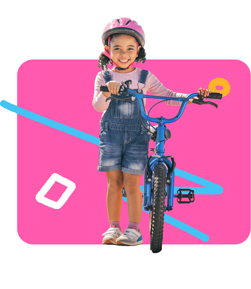 Une petite fille avec son vélo